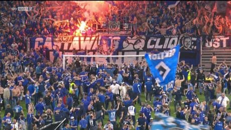 Platzsturm in Hamburg - HSV-Fans zerstören  das Aufstiegs-Tor!