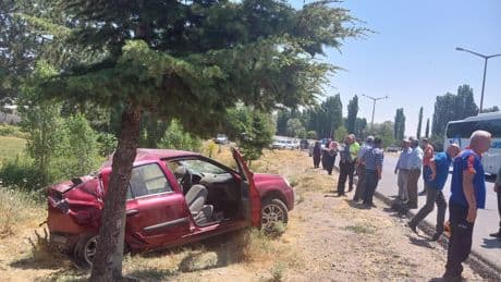 Afyonkarahisar'da tır otomobile çarptı, ölü ve yaralılar var