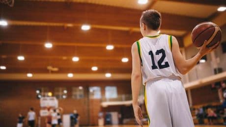 Mon fils joue au basket, et mes attentes trop fortes ont failli tout gâcher