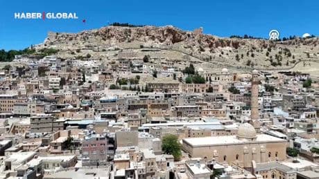 Tarihi kent Mardin'in dokusunu bozan betonarme binaların yıkımı sürüyor