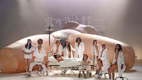 Schleim, Schleim, Schleim: Florentina Holzingers neuer Tanztheaterabend an der Volksbühne