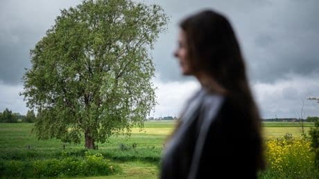 Saskia Noor van Imhoff maakt kunst van én met haar eeuwenoude zuivelboerderij: ‘We zochten een plek met veel geheugen’