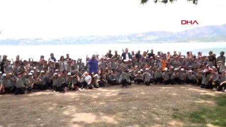 Eğirdir Gölü'nde öğrencilerden kıyı temizliği
