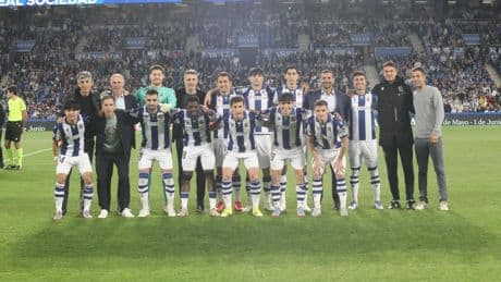 Anoeta se rinde a cuatro leyendas de la Real Sociedad, que reciben la insignia de oro y brillantes