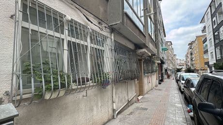 Akılalmaz olay: Evinde uyurken açık pencereden silahla vuruldu