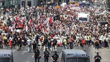 Cientos de personas claman contra Mazón y la patronal en la primera manifestación del día