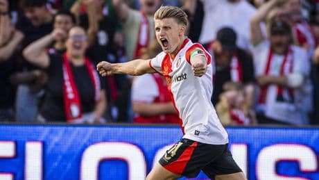 Sem Steijn knalt raak met zijn specialiteit en helpt Feyenoord aan zege op NAC