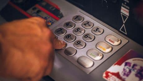 Mucho ojo con sacar dinero de la cuenta de un fallecido: Hacienda te vigila