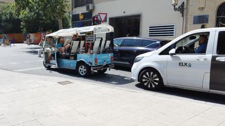 El tuctuc, la última moda del turismo, se extiende en Alicante e inquieta al sector del taxi