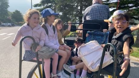 "Les filles se réveillent contentes": à Saint-Chaffrey, les enfants se rendent à l'école en calèche