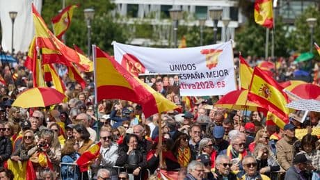 Miles de personas exigen en Madrid la dimisión de Sánchez y elecciones anticipadas en una protesta secundada por PP y Vox