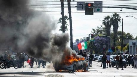 Los Angeles, manifestazioni contro i raid delle autorità per l'immigrazione. Trump invia la Guardia Nazionale