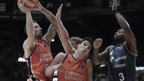 84-75: Montero sostiene al Valencia, De Larrea ciega al Unicaja