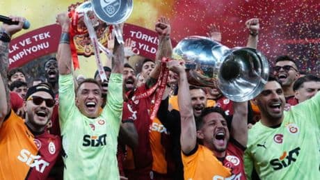 Galatasaray, şampiyonluk kupasını evinde kaldırdı