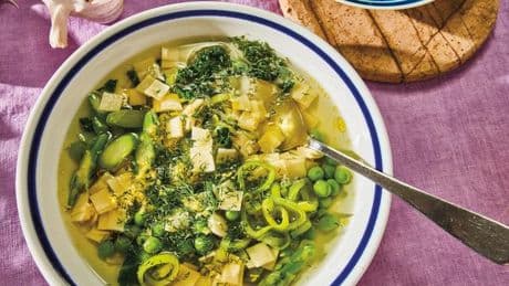 Leichte Frühlings-Minestrone: Frische Suppe