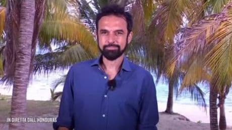 "Tu ce l’hai basso e tagliente ma…". L’ex tronista zittisce il grillino Giarrusso all'Isola