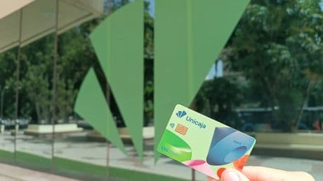 Unicaja se enfoca en crecer en el público joven y regala 500 tarjetas regalo de Amazon