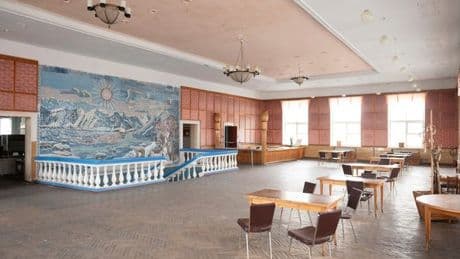 Creepy ghost town suddenly abandoned now overrun with polar bears