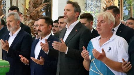 Bakan Bayraktar'ın acı günü: Teyzesini  son yolculuğuna uğurladı