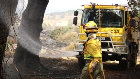 Un muerto y un herido en el vuelco de una motobomba en los incendios de León