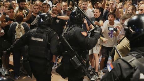 Serbien: Dutzende Verletzte bei erneuten Protesten gegen Präsident Vučić