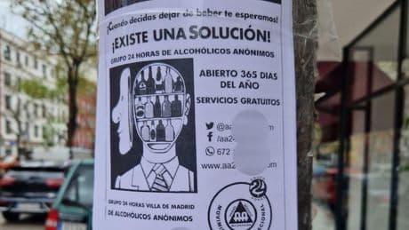 Una secta que imita a Alcohólicos Anónimos se expande por España ante el silencio de la organización original