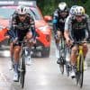 Van Aert en Leemrijze in kopgroep kletsnatte bergetappe, Giro verder zonder Roglic