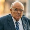Brustwirbelbruch, Schnittwunden, Prellungen: Rudy Giuliani will helfen – und wird Opfer eines Auffahrunfalls