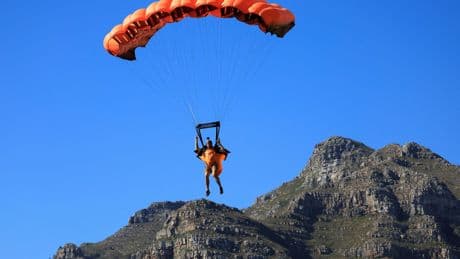 Angleterre : après une rupture amoureuse, une parachutiste de 32 ans se donne la mort lors d’une chute volontaire