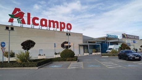Alcampo propone rebajar los despidos a 580 personas a cambio de ampliar el horario de algunas tiendas