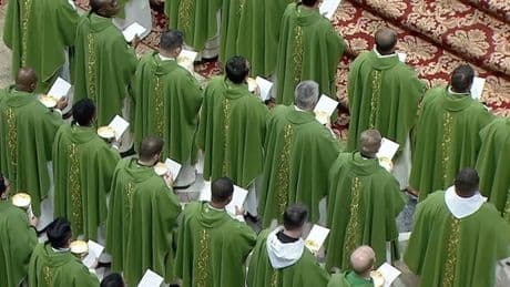 Gaza, in 400 tra vescovi e sacerdoti firmano la petizione "Preti contro il genocidio". Ma il Vaticano rifiuta questa definizione