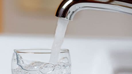 Versorgungssicherheit: Umfrage: Trinkwasserangebot trotz Trockenheit gesichert