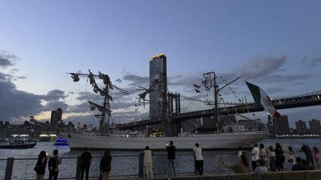 USA: Schiff kollidiert mit Brooklyn Bridge in New York