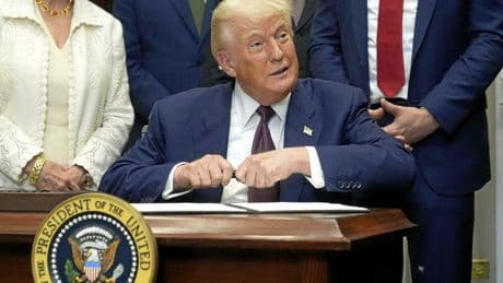 Trump signe son décret sur les frais de douane : quels sont les pays qui s'en sortent le mieux ?