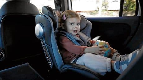 Con silla, y sin mochila o abrigo: Así deben viajar los niños en el coche