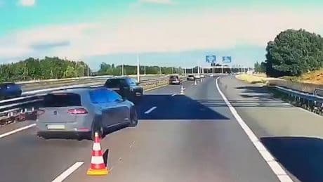 Auto haalt bizarre capriolen uit op snelweg