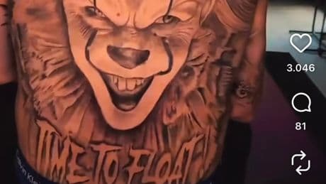 Vor Bundesliga-Abschied - Stürmer-Star zeigt sein Horror-Tattoo