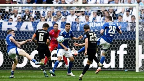 2. Bundesliga: Elversberg schlägt Schalke und spielt um die Bundesliga