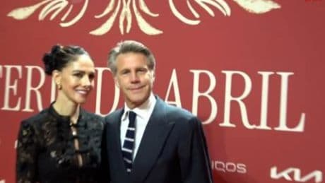 Adriana Abascal y Manuel Filiberto de Saboya afianzan su relación y posan en la Feria de Abril de Sevilla