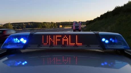 Notfälle: Auto prallt gegen drei Fahrzeuge auf A6 - zwei Verletzte