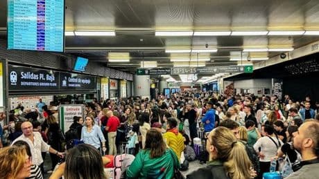La CNMC insta a Adif a mejorar la gestión de viajeros en estaciones antes de rechazar juntar dos trenes