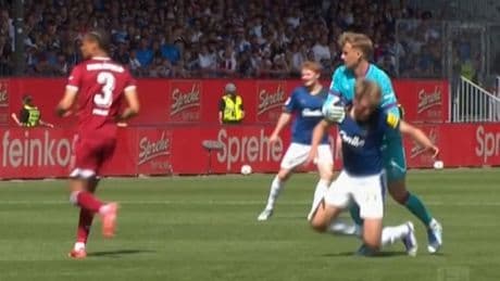 Dämlicher Platzverweis – Bielefeld-Keeper schubst Gegenspieler völlig unnötig um