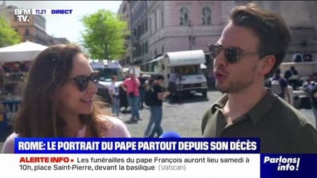 "On sent bien que la ville est endeuillée": à Rome, le portrait du pape exposé partout depuis son décès