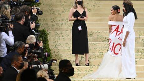 "Tax the Rich" al Met Gala. Il Congresso multa Alexandria Ocasio-Cortez: "Regali non consentiti"