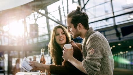 6 Dinge, die Menschen der unteren Mittelschicht in Restaurants tun, ohne zu wissen, wie sie wirken