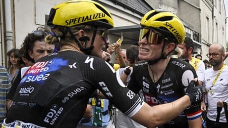 Heisa in de Tour de France Femmes na beschuldigingen van teambaas Vollering:  ’Demi denkt echt dat ze in een gouden kooi zit’