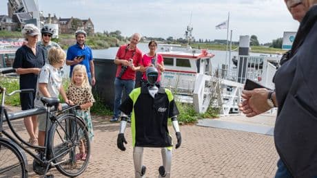 Robot Kai zal straks op de veerpont in twaalf talen de passagier te woord staan