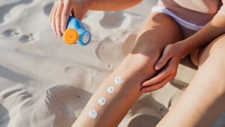 Ces crèmes solaires vendues chez Carrefour et Leclerc peuvent vous provoquer des irritations