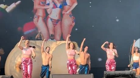 K3-trio in hoofddoek en bikini op achtergrondbeelden, organisatie festival zegt sorry