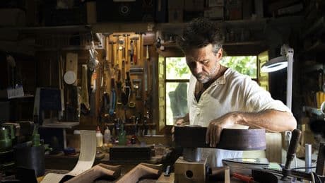 El lutier que fabrica guitarras de miles de euros del valle más recóndito de La Alpujarra: "Si se acaba el mundo, que me pille en la montaña"